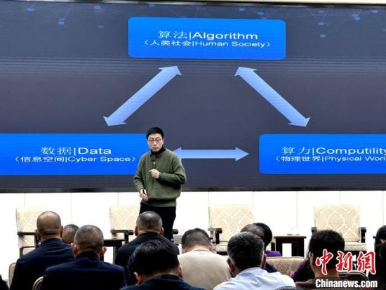 图为刘宇在“民营企业家大讲堂”上授课。陈宗淇 摄 图为刘宇在“民营企业家大讲堂”上授课。陈宗淇 摄