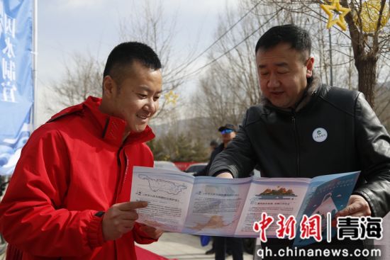 图为工作人员向市民介绍宣传手册内容。 马铭言 摄 图为工作人员向市民介绍宣传手册内容。 马铭言 摄