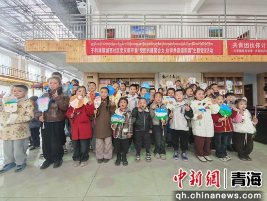 图为孩子们展示制作的非遗团扇。兴海县委宣传部供图 图为孩子们展示制作的非遗团扇。兴海县委宣传部供图