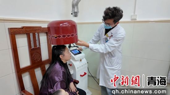 图为患者正接受坛轮治疗。俞惠珍供图 图为患者正接受坛轮治疗。俞惠珍供图