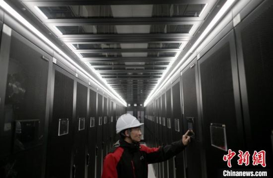 图为青海移动算力工程师在巡检机房。中国移动通信集团青海有限公司供图 图为青海移动算力工程师在巡检机房。中国移动通信集团青海有限公司供图