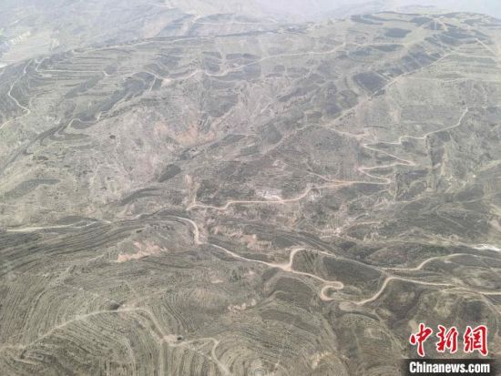 图为直升机空中防火巡查中拍摄的重点区域图。 俄见才旦摄 图为直升机空中防火巡查中拍摄的重点区域图。 俄见才旦摄