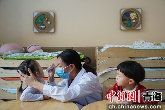 图为家庭医生为幼儿进行生长发育监测。 马铭言 摄 图为家庭医生为幼儿进行生长发育监测。 马铭言 摄