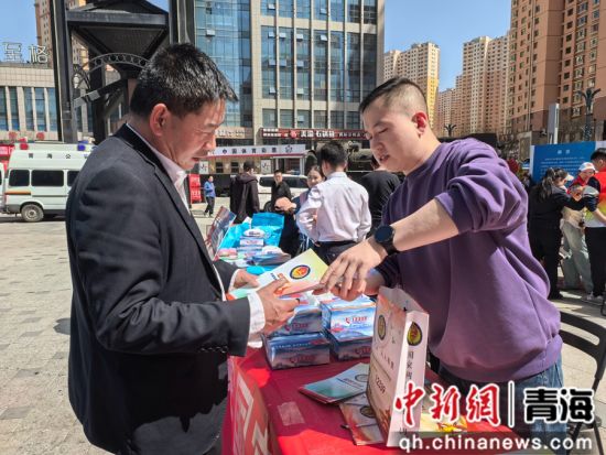 图为书画展现场,工作人员向市民发放宣传资料。 祁增蓓摄 图为书画展现场,工作人员向市民发放宣传资料。 祁增蓓摄