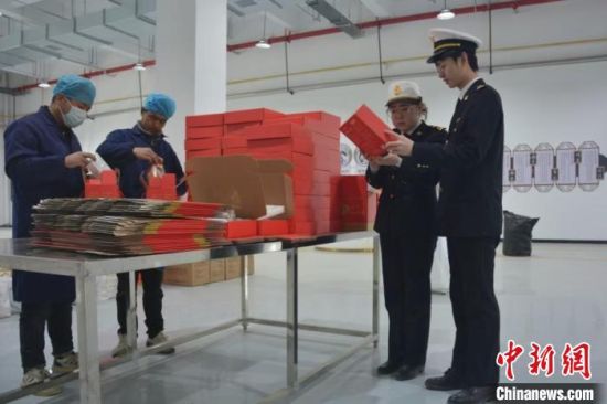 图为海关工作人员正在检验出口产品。西宁海关供图 图为海关工作人员正在检验出口产品。西宁海关供图