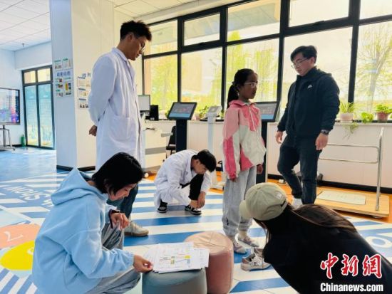 图为青海省运动处方师为运动员们进行身体监测评估。孙睿 摄 图为青海省运动处方师为运动员们进行身体监测评估。孙睿 摄