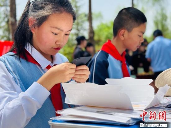 图为学生们现场进行手工制作。孙睿 摄 图为学生们现场进行手工制作。孙睿 摄