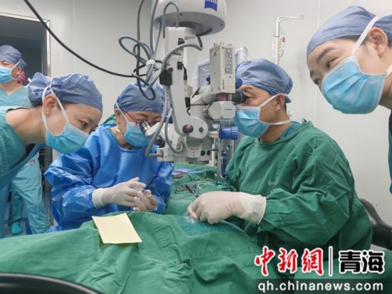 图为手术现场。西宁市第一人民医院供图 图为手术现场。西宁市第一人民医院供图
