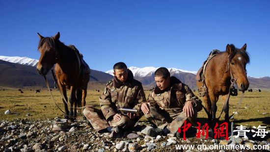 陆军第七十六集团军某旅某骑兵连官兵与藏族牧