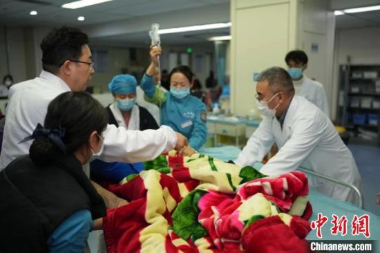 青海：医疗机构接诊震后危重症伤员，保障应急血液供应