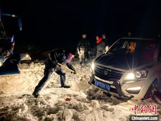 青海玛多：连日暴雪致车辆被困 公安民警连夜救助脱险 青海新闻